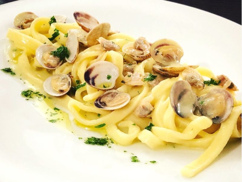 Scialatielli al limone con telline, crema all’acqua di telline e olio al prezzemolo