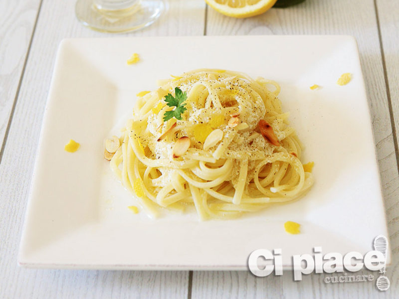 Linguine con limone,mandorle e pecorino