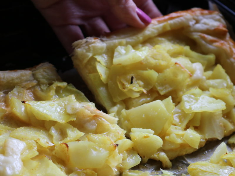 L’inverno a tavola con una Torta salata: cavolo, cheddar e mozzarella