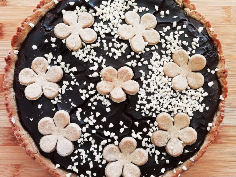 Torta con frolla al burro e zucchero di cocco farcita con crema pasticcera al cacao amaro