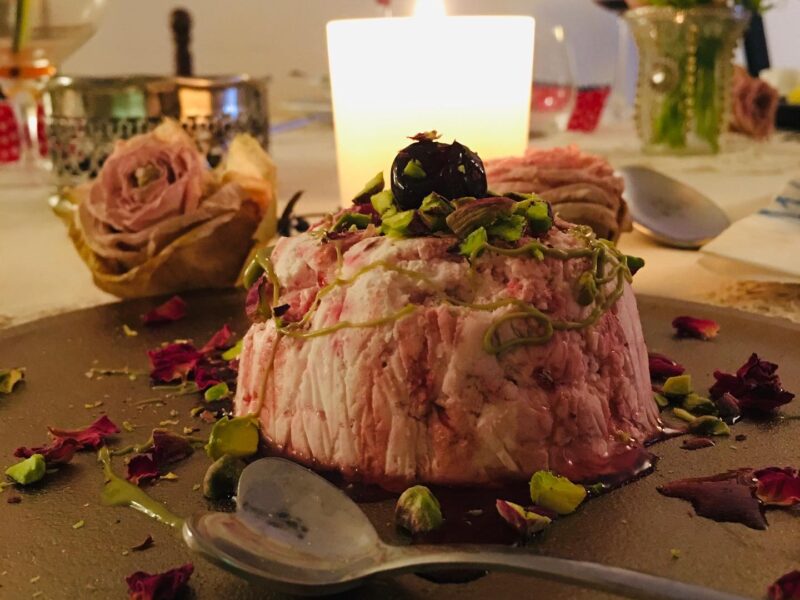 SEMIFREDDO AI FRUTTI ROSSI CON PISTACCHIO E PETALI DI ROSA