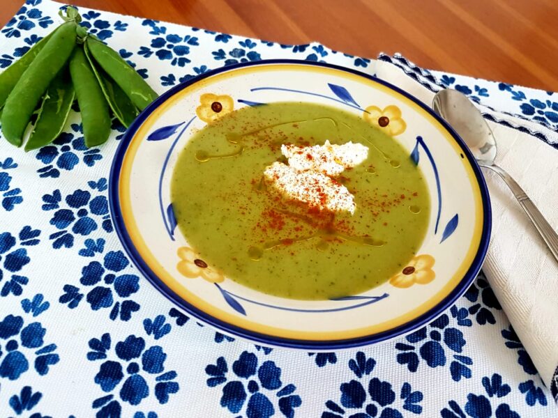 Vellutata di piselli e zucchine con ricotta alla paprika