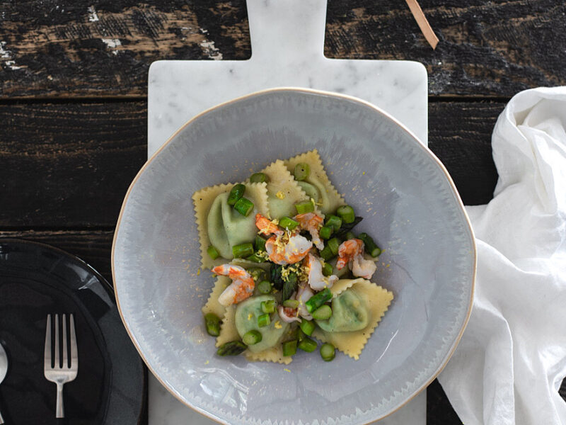 Ravioli di borragine con asparagi e gamberi