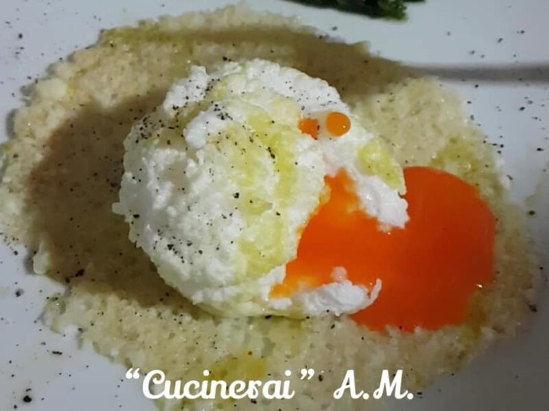 “Nuvola di uovo fondente su cialda di Parmigiano e guarnizione di friarielli”