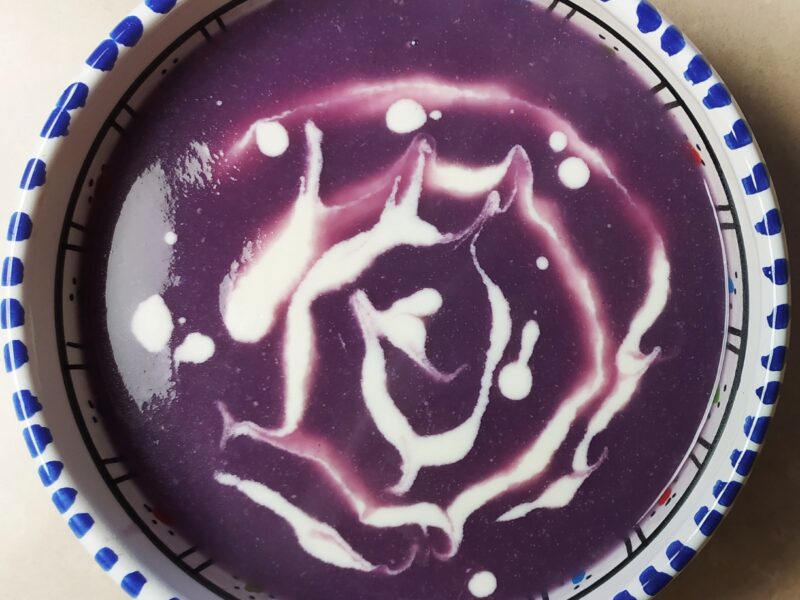 Vellutata di cavolo viola, patate e robiola