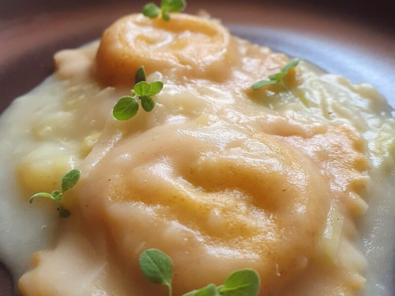 Ravioli  ripeni  con crema di porro e patate