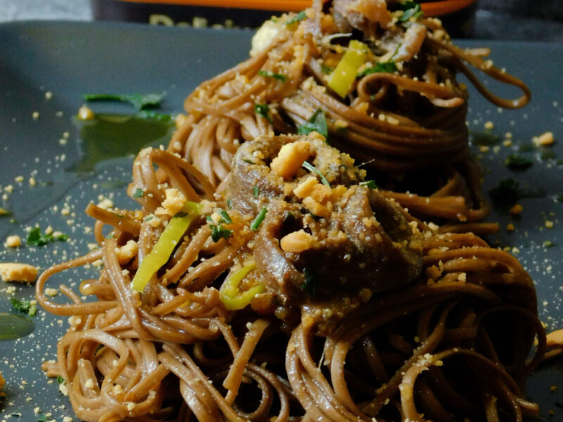 Soba Noodles con filetti di alici con sbriciolata di taralli