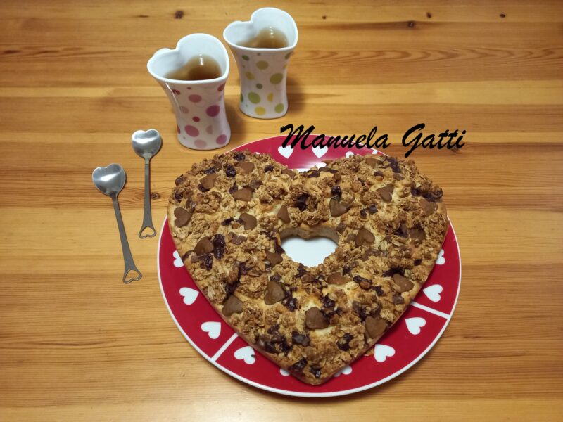 torta di pere a forma di cuore con muesli croccanti al cioccolato fondente