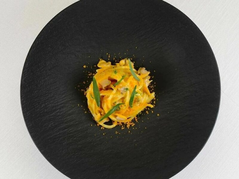 Spaghetti alla carbonara di zucchine basilico e fiori di zucca